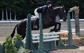 rsz_larissajumpblackhorse.jpg